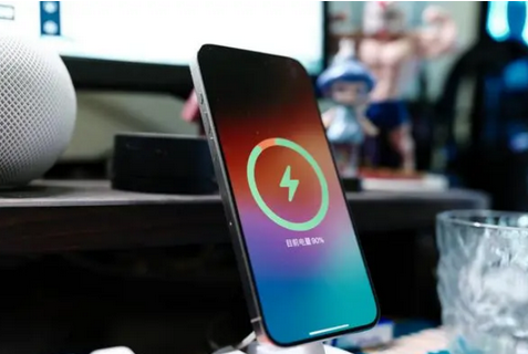 绵阳苹果15换屏服务分享用什么充电器给iPhone15充电更好 